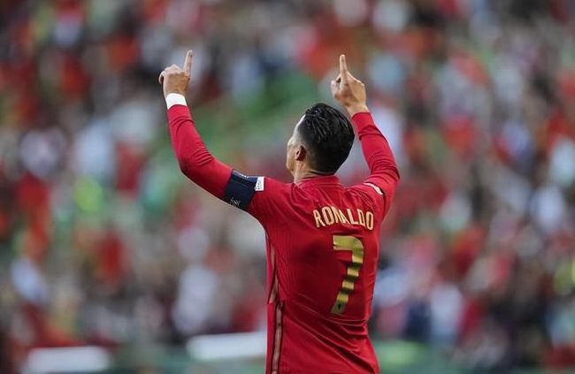据英媒“Anfieldwatch”报道，本场比赛是远藤航近13天内的第5次首发出战，他也成为球队自2006年1月来首位完成13天5赛的球员，且此前球队仅有6人取得过该成就：芬南、卡拉格、海皮亚、杰拉德、科威尔和克劳奇。